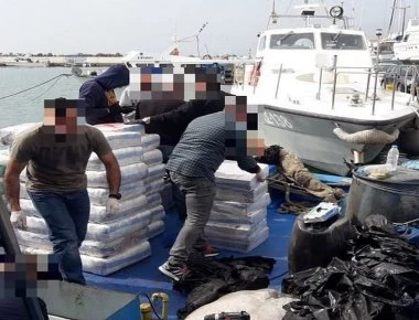 Στην Εισαγγελία Πειραιά το πλήρωμα του ναρκο-πλοίου της Ιεράπετρας – Στα 15 εκατ. ευρώ η αξία του «φορτίου»